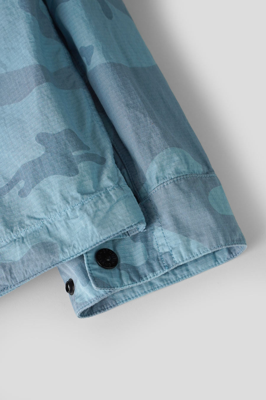 Stone Island - VESTE LÉGÈRE RIPSTOP BLEU CENDRÉ CAMO - LE LABO STORE