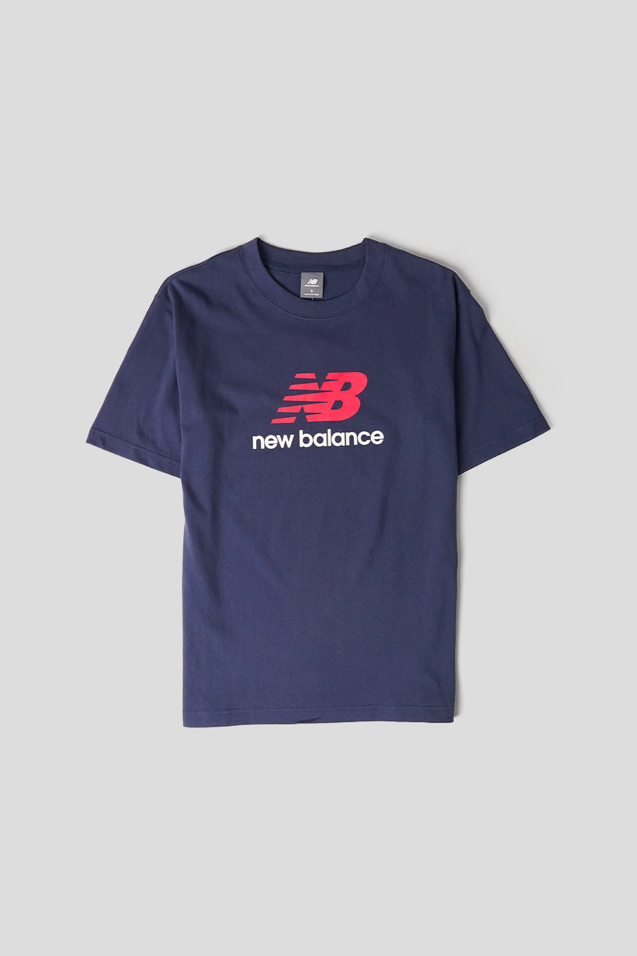 NEW BALANCE - T-SHIRT ATHLECTICS LOGO BLEU MARINE - LE LABO STORE
