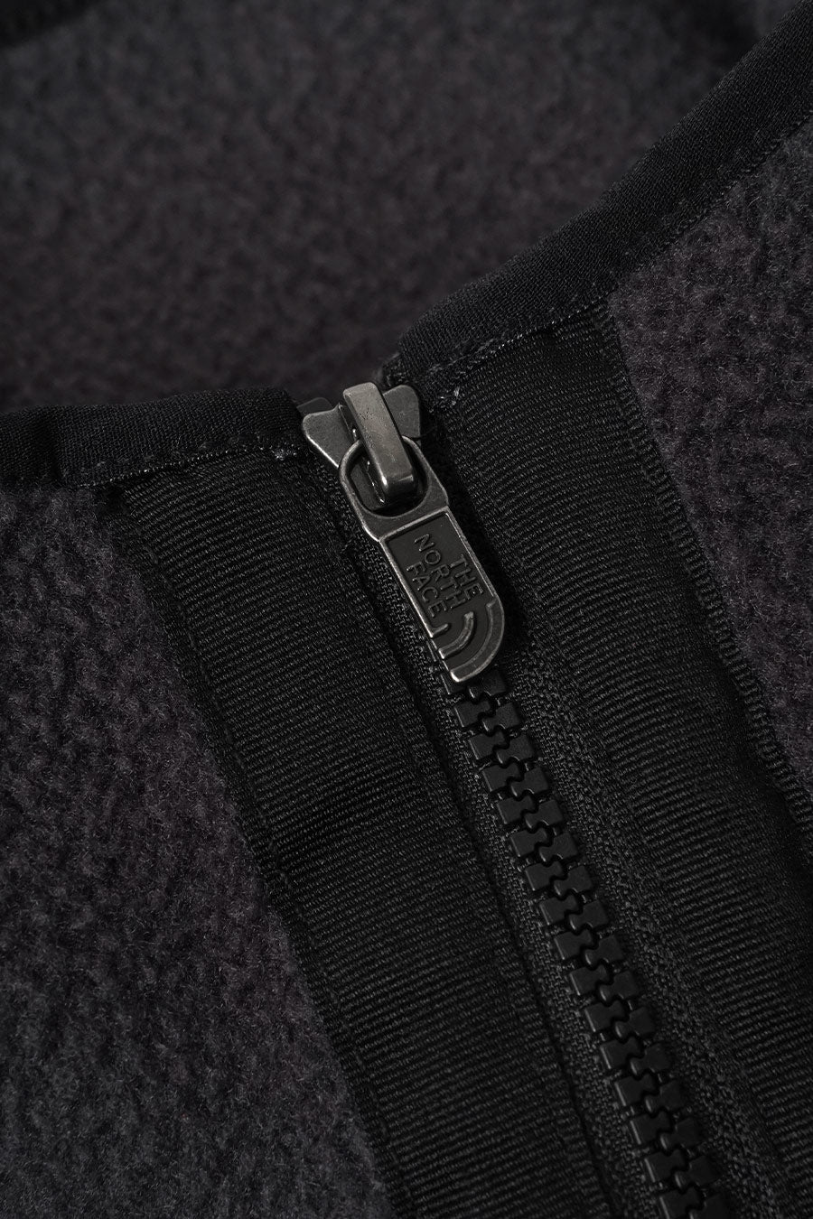 The North Face - DARK GREY DEMI-ZIPPED RED BOX FLEECE JACKET - LE LABO STORE