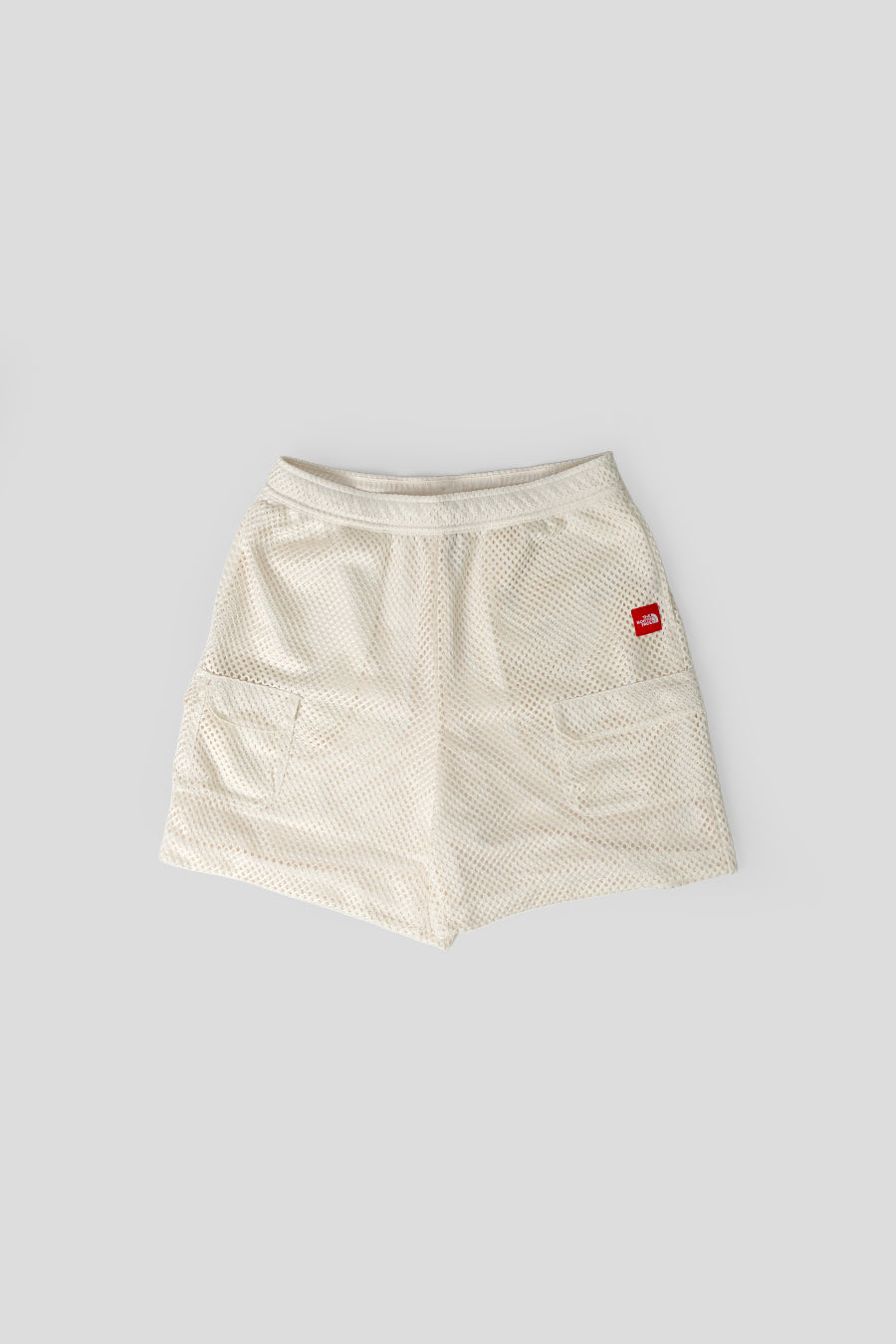 The North Face - SHORT RED BOX MESH UTILITY BLANC - LE LABO STORE