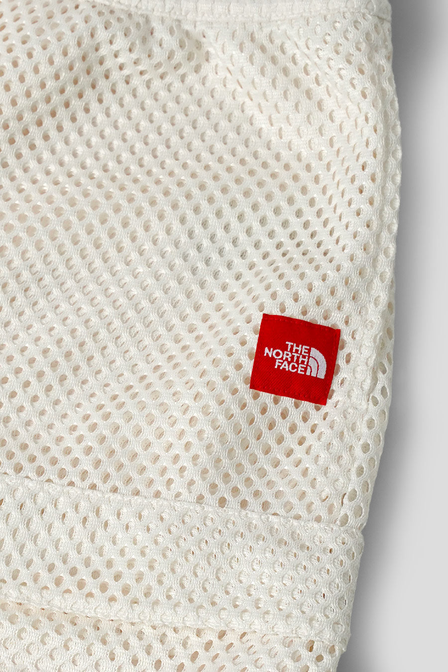 The North Face - SHORT RED BOX MESH UTILITY BLANC - LE LABO STORE