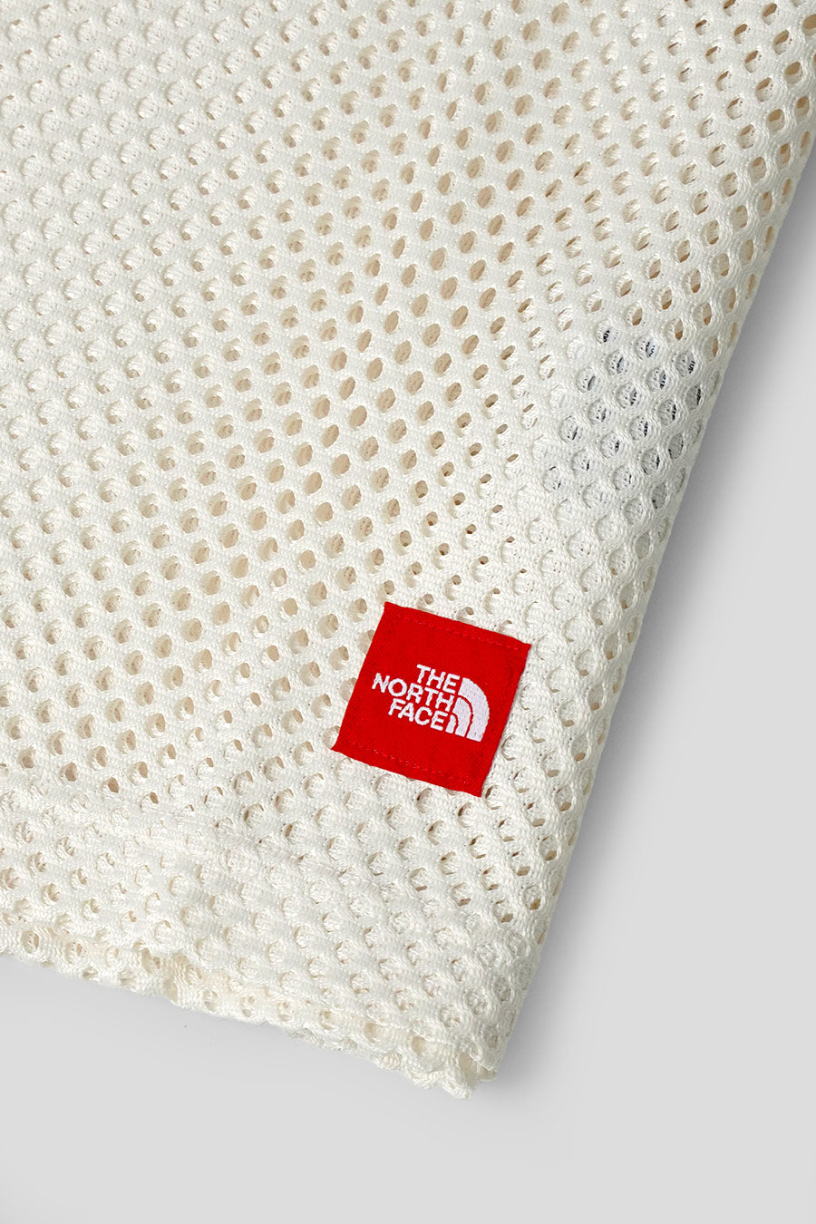 The North Face - T-SHIRT RED BOX MESH UTILITY BLANC - LE LABO STORE