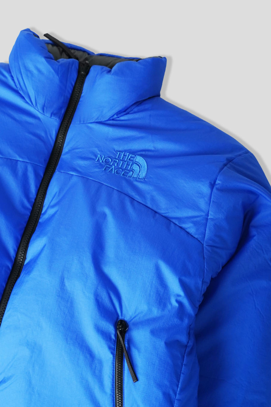 The North Face - DOUDOUNE PERTEX NUPTSE REVERSIBLE BLEUE ET NOIRE - LE LABO STORE