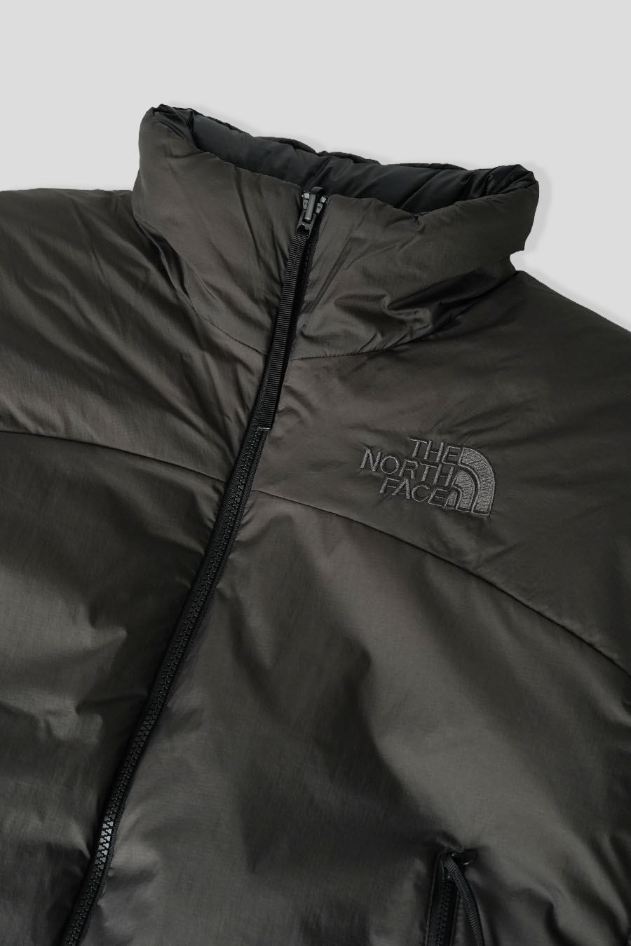 The North Face - DOUDOUNE PERTEX NUPTSE REVERSIBLE NOIR CHARBON - LE LABO STORE