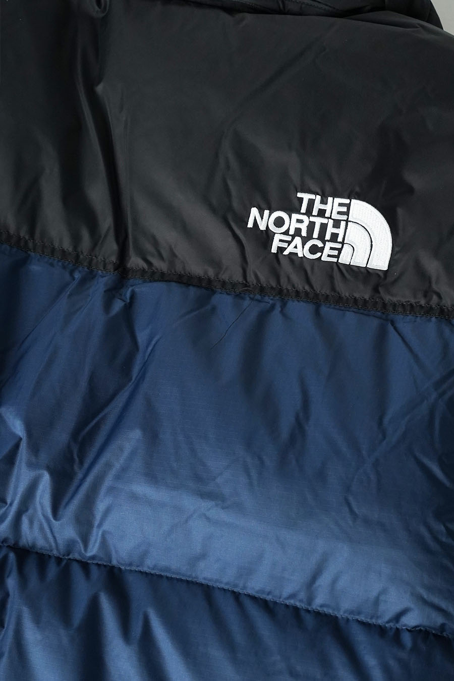 The North Face - DOUDOUNE 1996 RETRO NUPTSE BLEU FONCÉ ET NOIRE - LE LABO STORE