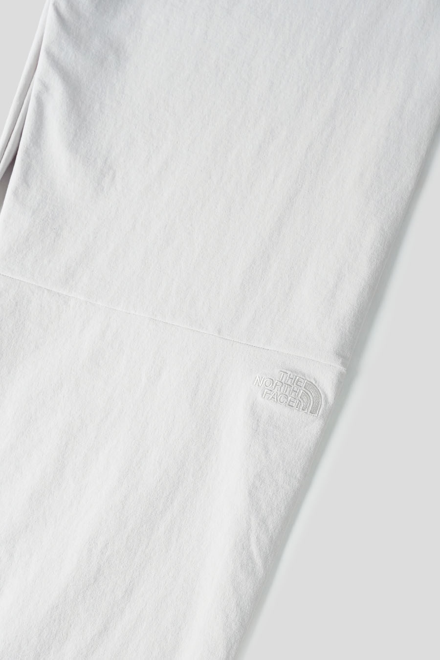 The North Face - PANTALON TNF TECH WOVEN GRIS CLAIR - LE LABO STORE