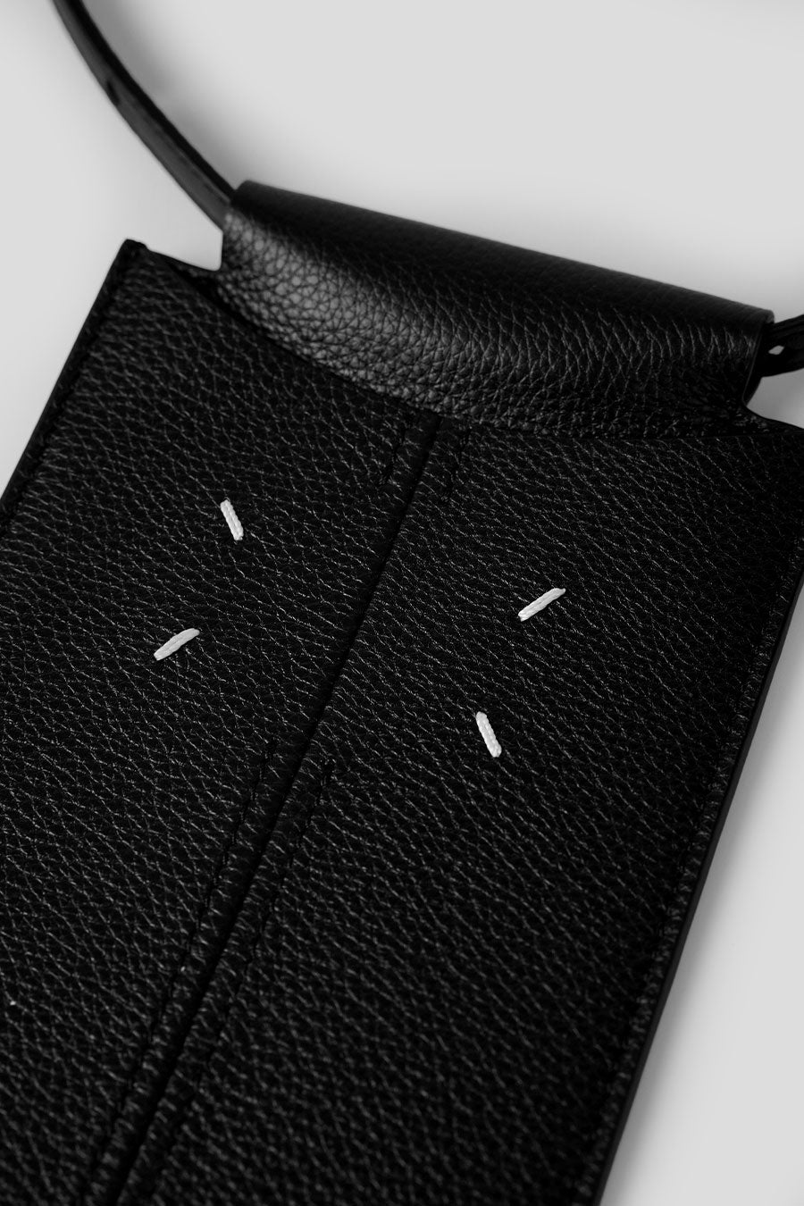 Maison Margiela - PORTE TÉLÉPHONE EN CUIR NOIR - LE LABO STORE